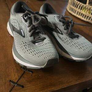 Brooke’s ghost 13 sneakers